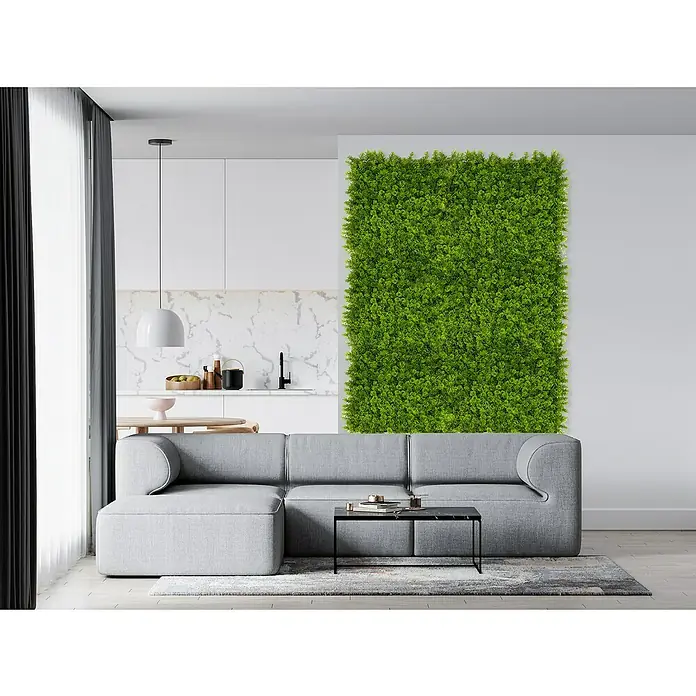 Faura Jardín vertical Silvestre - Plástico, L x An: 50 x 50 cm - Imagen de una pared de sala de estar con jardín vertical, sofá gris y mesa de centro.