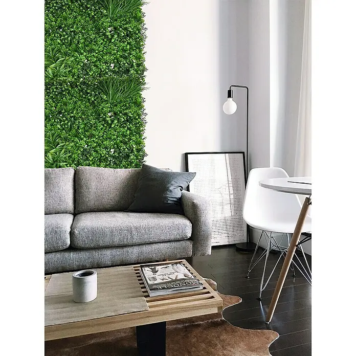 Faura Jardín vertical Amazónica - Plástico, L x An: 100 x 100 cm - Salón moderno con pared de acento verde, sofá gris, mesa de centro con revistas y lámpara de pie.