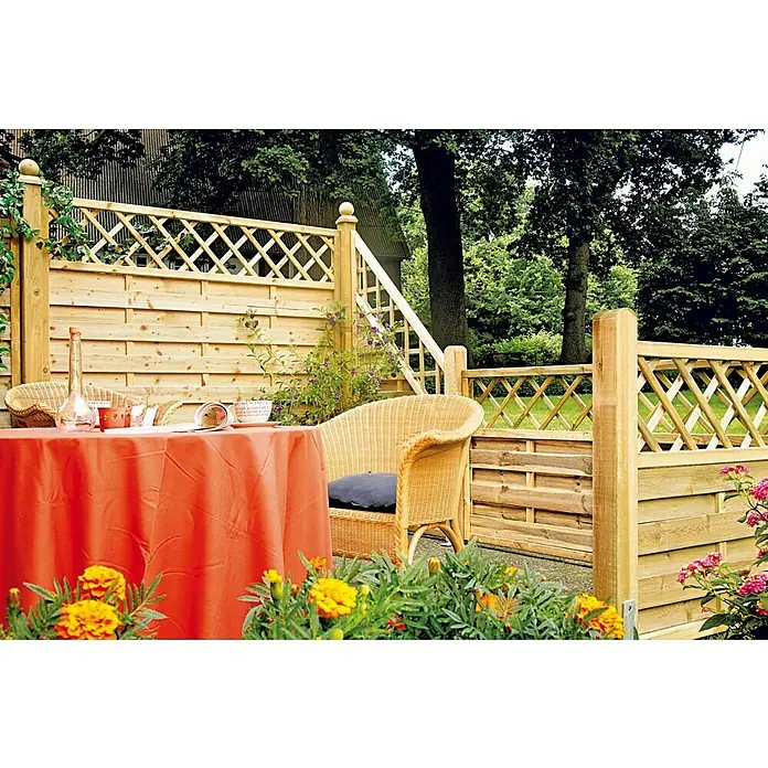 T & J Sichtschutzelement Maxi Massiv - 180 x 150 cm, Holz, Mit Ornament-Gitter, KDI Grün - Gartenzaun aus Holz mit dekorativem Lattenmuster und einladendem Sitzbereich mit roter Tischdecke.