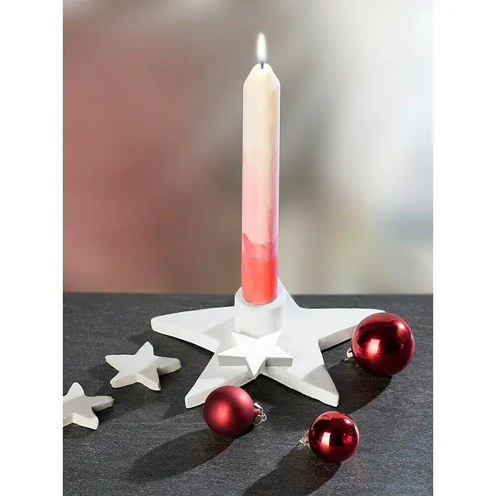 Glorex Hobby Time Softton - 2.500 g, Weiß - Kerzenständer in Sternform mit einer bunten Kerze und roten Weihnachtskugeln. Festliche Dekoration für die Weihnachtszeit.