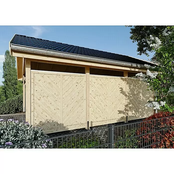 T & J Sichtschutzelement Classic Diagonal - B x H: 180 x 180 cm, Holz, Gerade - Hölzernes Carport mit dunklem Ziegeldach und verzinkter Regenrinne, mit diagonalen Holzpaneelen, in einer Gartenumgebung.