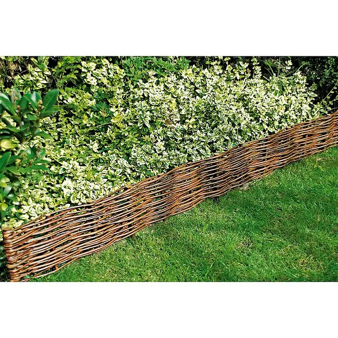T & J Sichtschutzelement Sara - B x H: 120 x 20 cm, Naturmaterialien, Braun - Ein rustikaler Weidenzaun trennt einen grünen Rasen von einer üppigen Hecke und verleiht dem Garten eine natürliche Note.