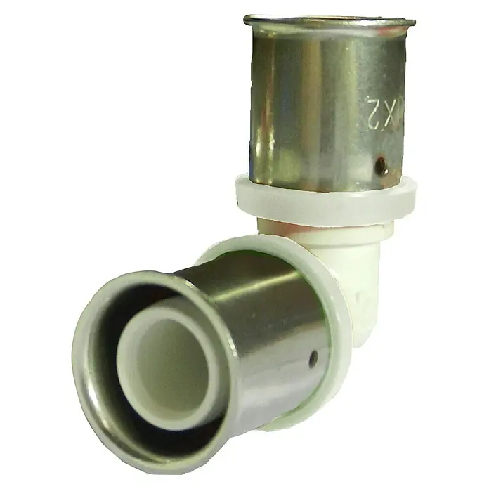 Isoltubex Codo multicapa - 25 mm, 90 °, Polifenilsulfona (PPSU) - Un primer plano de un accesorio de codo de ajuste a presión con manguitos metálicos y anillos de sellado blancos, aislado sobre un fondo negro.