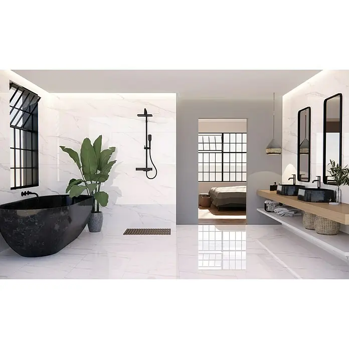 Revestimiento de pared Capri - 30 x 90 cm, Blanco, Brillante - Elegante baño con bañera exenta, azulejos de mármol y detalles en negro. El diseño moderno crea un ambiente relajante.