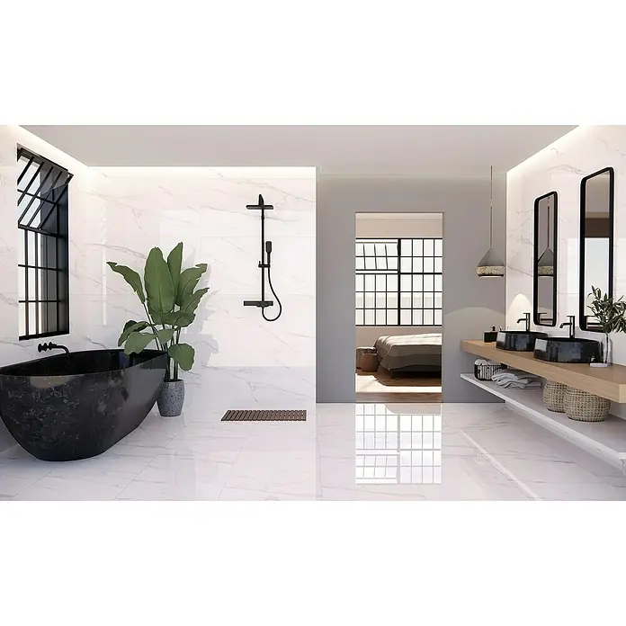Pavimento cerámico Capri - 60 x 60 cm, Blanco, Brillante, Rectificado - Baño luminoso con bañera exenta, ducha de lluvia y tocador doble con encimera de madera y dos espejos.