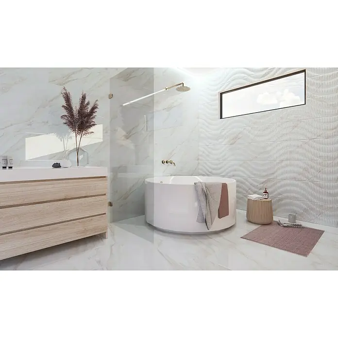 Revestimiento de pared Calacatta Decor - 90 x 30 cm, Blanco, Brillante - Baño con bañera redonda, tocador y azulejos de pared con patrones de ondas, creando un ambiente moderno y lujoso.