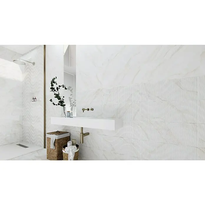 Revestimiento de pared Calacatta Decor - 90 x 30 cm, Blanco, Brillante - Un baño luminoso con azulejos blancos texturizados en la pared y el suelo, un lavabo moderno y elementos decorativos naturales.