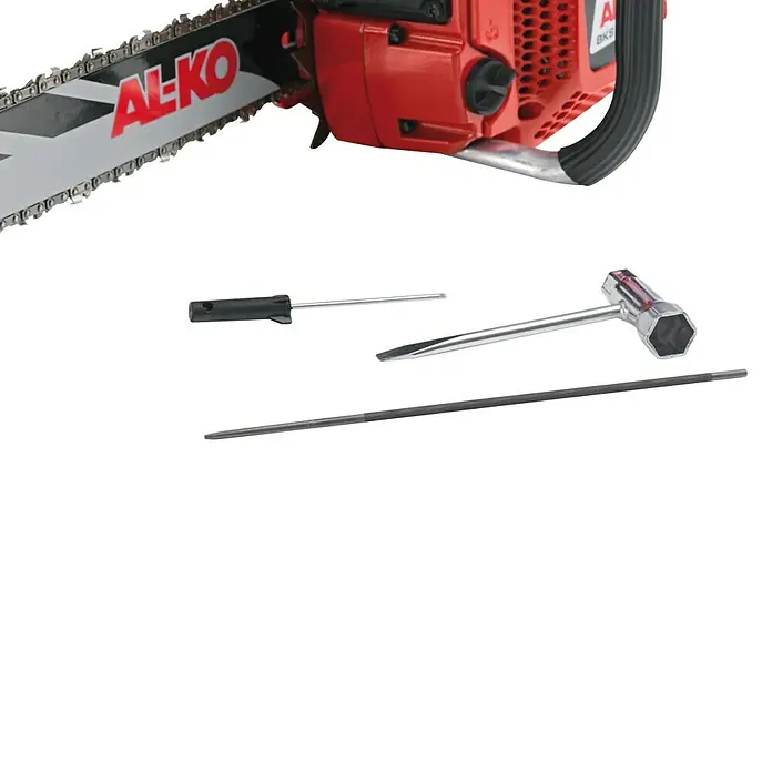 AL-KO Comfort Benzin-Kettensäge BKS 4540 - 1.700 W, 45,02 cm³, Schwertlänge: 40 cm - Ein rotes AL-KO Kettensägen-Set, inklusive Kettensäge, Schraubendreher, T-Schlüssel und Feile für die Wartung.