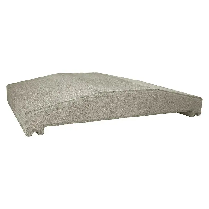 Christoph Mauerabdeckplatte Z - 27 x 36 x 5 cm, Grau, Beton - Nahaufnahme eines grauen Poolrandsteins mit abgerundeten Kanten, ideal für die Beckenrandgestaltung und sicheren Übergang.