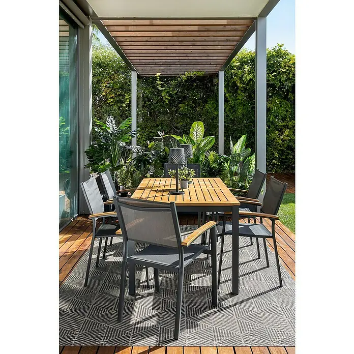 Silla de jardín Ariadna - Antracita / Marrón natural, Eucalipto, Apilable - Conjunto de comedor exterior con mesa de madera y seis sillas bajo una pérgola, rodeado de vegetación exuberante, ideal para relajarse al aire libre.