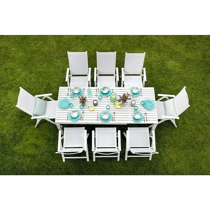 Sunfun Maja Sillón de posiciones - 61 x 68 x 110 cm, Blanco, Aluminio/Textiline - Vista aérea de una mesa de jardín puesta con vajilla y sillas blancas, sobre un césped verde, perfecto para comer al aire libre.