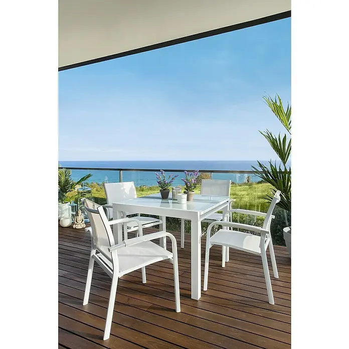 Sunfun Maja Sillón de jardín Maja - An x Pr x Al: 59,5 x 59 x 88 cm, Blanco, Aluminio/Textiline - Patio acogedor con mesa y sillas de jardín blancas. La mesa está decorada con lavanda, mientras que la vista al mar es relajante.