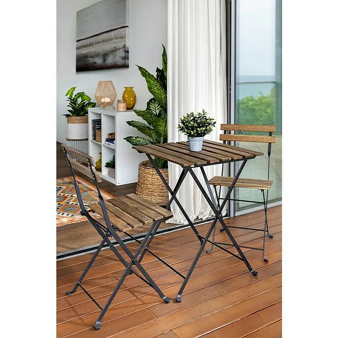 Conjunto de muebles de balcón Dora - 3 pzs., Madera de acacia/Acero, Marrón - Primer plano de un pequeño juego de bistró de madera con estructura metálica en un patio, perfecto para relajarse al aire libre.