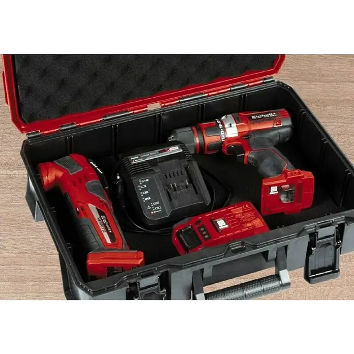 Einhell Systemkoffer E-Case S-F - L x B x H: 44,4 x 33 x 13,1 cm, Polypropylen, Traglast: 25 kg - Ein schwarzer Werkzeugkoffer ist mit rotem Einhell Werkzeug gefüllt, darunter ein Bohrer, ein Multitool, ein Ladegerät und ein Akku.