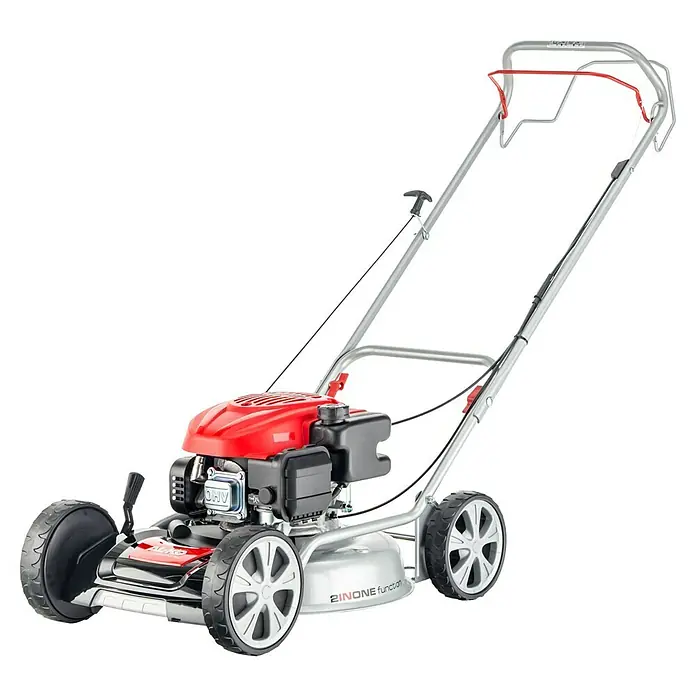 AL-KO Benzin-Rasenmäher Silver 468 SP-A Bio - 139 cm³, Schnittbreite: 46 cm - Eine Nahaufnahme eines silbernen AL-KO Rasenmähers mit roten Akzenten, der auf einem schwarzen Hintergrund steht und "2inOne function" aufgedruckt hat.