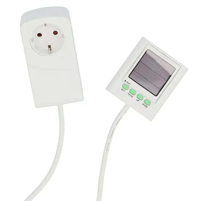 Profi Depot Energiekosten-Messgerät - Mit Zuleitung - Ein weißer Stromverbrauchsmesser mit LCD-Display und Tasten zur Anzeige des Energieverbrauchs.