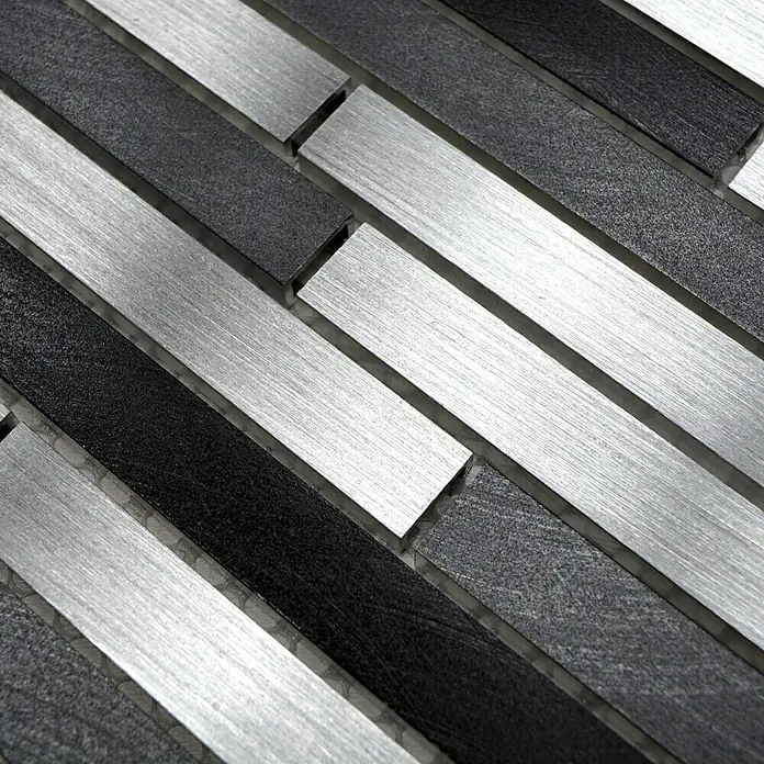 Mosaikfliese Mix XAM A891 - 29,8 x 33,8 cm, Grau/Schwarz, Matt - Nahaufnahme von Mosaikfliesen in Silber- und Grautönen, die ein modernes und stilvolles Muster für Wand- oder Bodenbeläge bilden.