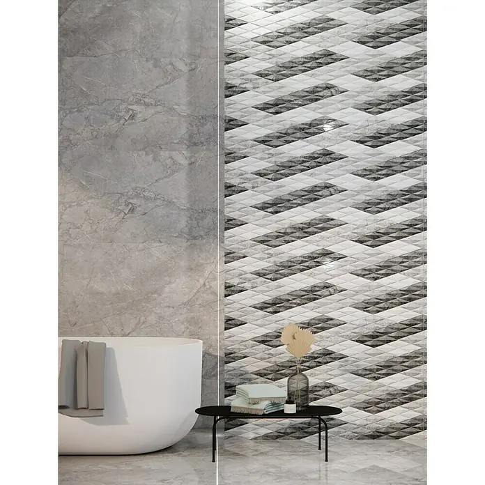 Pavimento porcelánico Gales - 60 x 120 cm, Gris, Rectificado - Esta imagen muestra una pared con un diseño geométrico de azulejos en tonos grises y blancos, ideal para baños modernos.