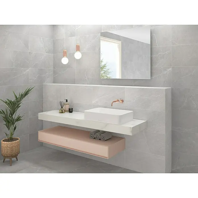 Revestimiento de pared Soul - 60 x 30 cm, Light, Mate, Rectificado - Diseño elegante de baño con un lavabo moderno sobre una estantería flotante y lámparas colgantes elegantes para un ambiente lujoso.