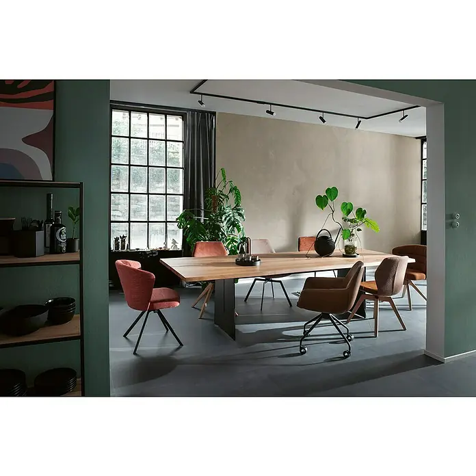 SCHÖNER WOHNEN-Farbe Trendstruktur Dekoputz-Set Stone-Optik - 6 -tlg., Kalkstein - Einladender Essbereich mit einem grossen Holztisch, umgeben von stilvollen Stühlen in verschiedenen Farben und Formen, betont durch moderne Deckenleuchten.
