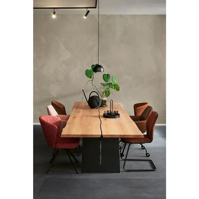 SCHÖNER WOHNEN-Farbe Trendstruktur Dekoputz-Set Stone-Optik - 6 -tlg., Kalkstein - Elegantes Esszimmer-Setup mit einem markanten Holztisch, stilvollen Stühlen und moderner Beleuchtung für ein ansprechendes Ambiente.
