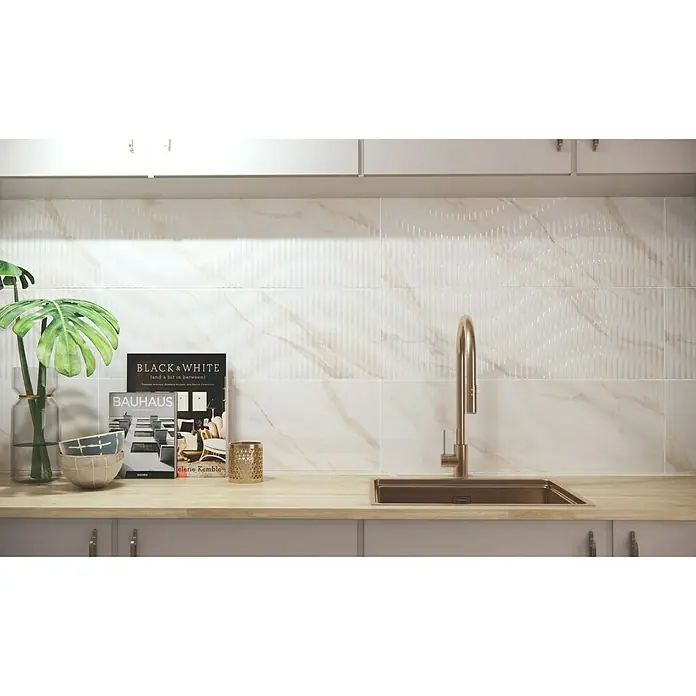 Revestimiento de pared Calacatta Decor - 90 x 30 cm, Blanco, Mate - Un primer plano de una cocina con azulejos blancos con estampado de mármol y un grifo dorado, que transmite una estética elegante y moderna.