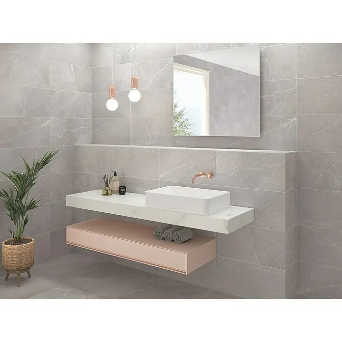 Revestimiento de pared Soul - 60 x 30 cm, Base, Mate, Rectificado - Elegante interior de baño con un moderno lavabo blanco, estante flotante y detalles elegantes, creando un ambiente lujoso.