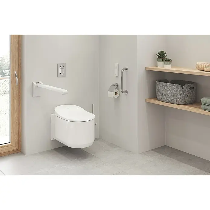 Grohe Sensia Arena Wand-Dusch-WC-Set - Spülrandlos, Mit antibakterieller Glasur, Spülform: Tief, WC Abgang: Waagerecht, Weiß - Das Bild zeigt eine moderne, wandhängende Toilette mit praktischen Haltegriffen, die für Komfort und Sicherheit im Badezimmer sorgen.