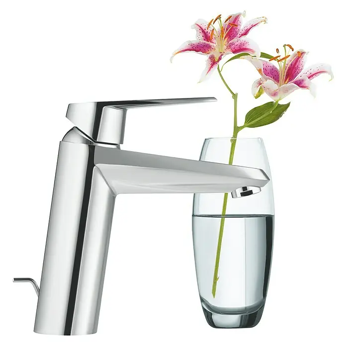 Grohe Eurodisc Cosmopolitan Waschtischarmatur M-Size - Chrom, Glänzend, Mit Zugstange - Elegante Chromarmatur neben einer Vase mit rosa Lilien, die modernes Baddesign und frische Akzente vereint.