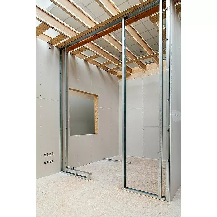 Knauf Klemmbacken Pocket Kit - Belastbarkeit pro Tür: 120 kg, Passend für: Glastürblätter mit Glasdicken 8/10/12 mm VSG/ESG - Innenausbau in Arbeit mit hellgrauen Gipskartonwänden, silbernen Metallständern und sichtbarer Holzdeckenkonstruktion.