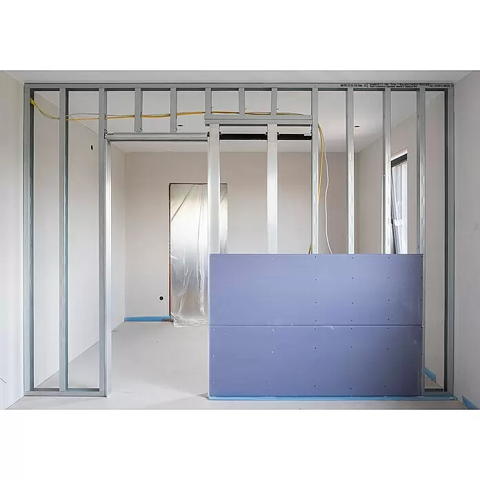 Knauf Klemmbacken Pocket Kit - Belastbarkeit pro Tür: 120 kg, Passend für: Glastürblätter mit Glasdicken 8/10/12 mm VSG/ESG - Metallständer bilden eine Innenwandkonstruktion im Bau, mit Elektroverkabelung und teilweise installierten violetten Trockenbauplatten.