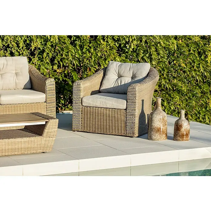 Sunfun Conjunto de muebles Belinda II - 4 pzs., Aluminio/Ratán sintético, Arena - Acogedora zona de estar al aire libre con un sillón de ratán y una mesa auxiliar, perfecta para relajarse al aire libre. Los cojines suaves lo hacen ideal para descansar.
