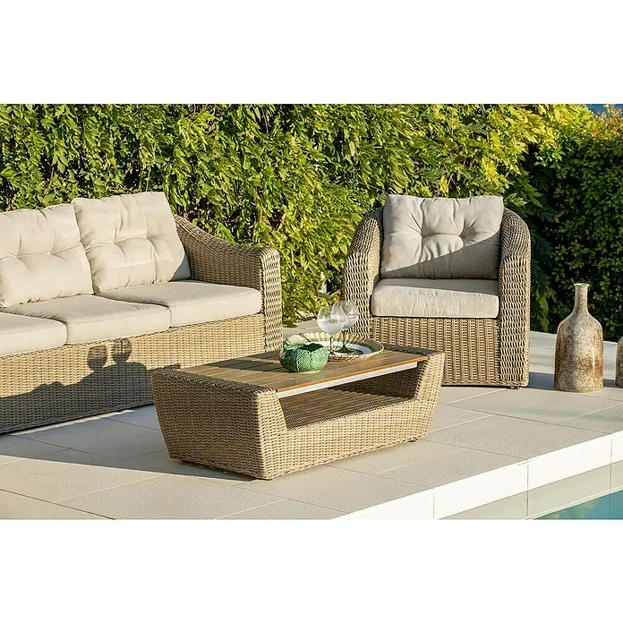 Sunfun Conjunto de muebles Belinda II - 4 pzs., Aluminio/Ratán sintético, Arena - Una acogedora zona de estar al aire libre con un sofá de ratán, un sillón y una mesa de centro, ideal para una vida relajada al aire libre.