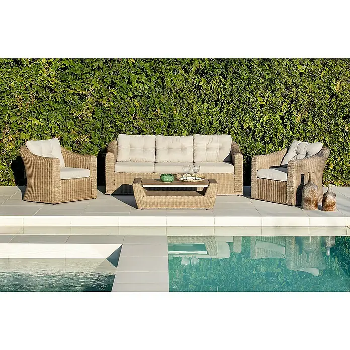 Sunfun Conjunto de muebles Belinda II - 4 pzs., Aluminio/Ratán sintético, Arena - Elegante mobiliario de jardín de ratán con sofá, sillones y mesa, situado junto a una piscina, ideal para relajarse al aire libre.