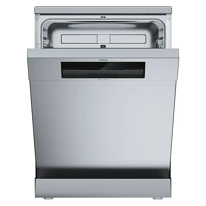 Teka Lavavajillas libre instalación DFS26650 - Ancho: 59,8 cm, Número de cubiertos: 13 ud., Consumo de agua por uso: 11 l - Lavavajillas TEKA abierto en plata con un estrecho panel de control. El electrodoméstico se alza sobre un fondo negro.