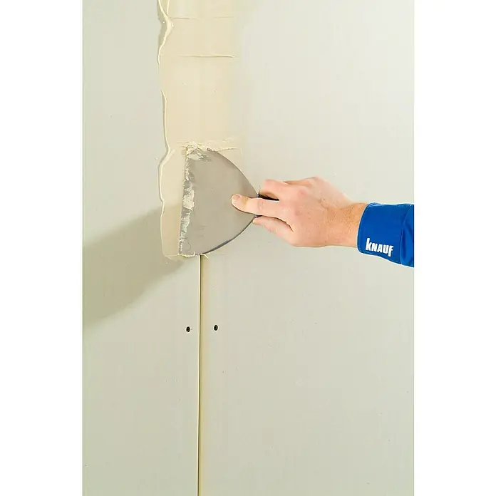 Knauf Fugenspachtel Uniflott - 8 kg - Das Bild zeigt das Verputzen einer Trockenbauwand mit einer Spachtelmasse. Die Spachtelmasse dient dazu, Unebenheiten auszugleichen.