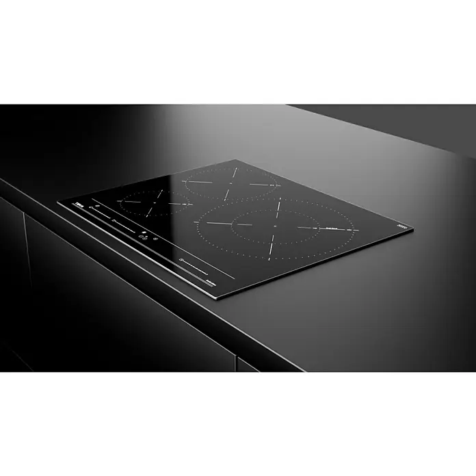 Teka Placa de cocción ITC63320BKMSS - An x L: 60,6 x 51,6 cm - Vista detallada de una placa de inducción negra Teka, integrada en una encimera negra moderna.
