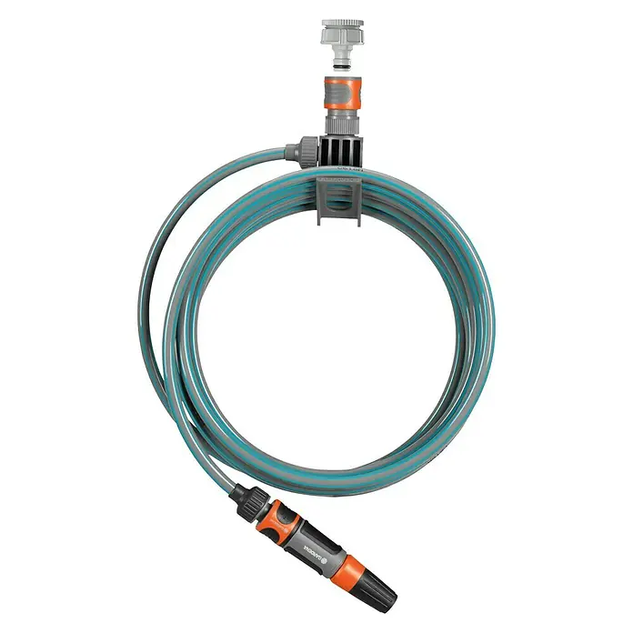 Kit de manguera en espiral City Gardening - Largo: 7,5 m - Una manguera de jardín Gardena gris con detalles naranjas, enrollada y sujeta a un soporte, con boquilla y conector.