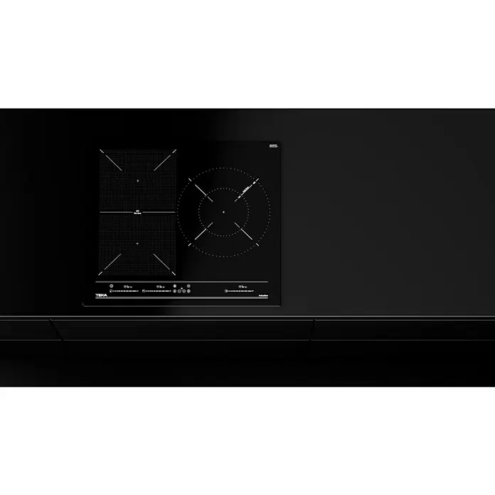 Teka Placa de cocción IZF65320BKMSP - An x L: 51,5 x 60,5 cm - Una placa de inducción TEKA negra integrada en una moderna encimera de cocina oscura.