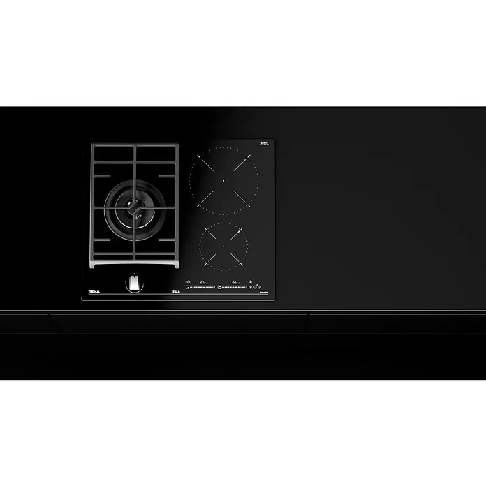 Teka Placa de cocción y gas mixta MIXTJZC63312ABN - An x L: 60 x 51 cm - La imagen muestra una placa Teka, combinando un quemador de gas y una placa de inducción, incrustada en una encimera de cocina negra.