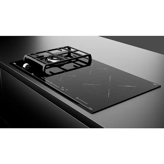 Teka Placa de cocción y gas mixta MIXTJZC94313ABN - An x L: 90 x 51 cm - Una moderna placa de cocina con zonas de inducción y un quemador de gas con una parrilla de hierro fundido negra, integrada en una encimera oscura.