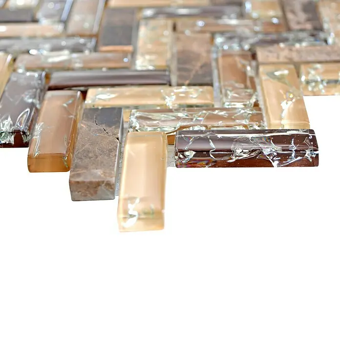 Mosaikfliese Fischgrät Crystal Mix XIC HB1555 - 26,3 x 29,3 cm, Dunkelbraun, Glänzend - Nahaufnahme von rechteckigen Mosaikfliesen in Braun-, Beige- und Grautönen. Die glänzende Oberfläche fängt das Licht ein und sorgt für einen modernen Look.