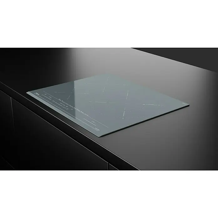 Teka Placa de cocción IZC63630ST - An x L: 60 x 51 cm - Primer plano de una placa de inducción Teka sobre una elegante encimera de cocina negra, que muestra un diseño moderno y funcionalidad.