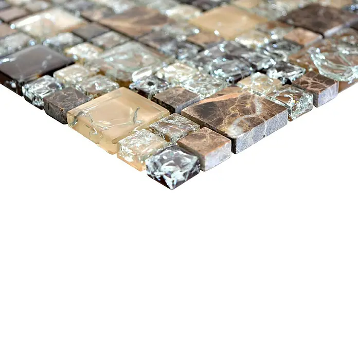 Mosaikfliese Crystal Mix XIC K1455 - 30,5 x 30,5 cm, Dunkelbraun, Glänzend - Nahaufnahme eines Mosaiks mit quadratischen Naturstein- und Glasfliesen in Beige-, Braun- und Grautönen. Ideal für stilvolle Wand- und Bodengestaltung.