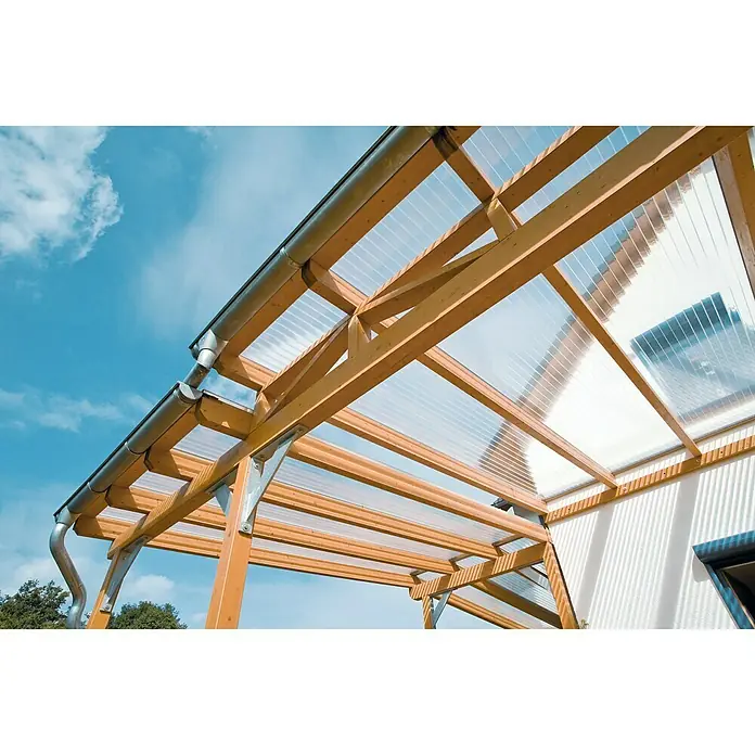 Placa de cámaras huecas - 2 m x 0,98 m x 6 mm, Plástico, Transparente - Cubierta de patio con estructura de madera clara y paneles translúcidos contra un cielo azul.