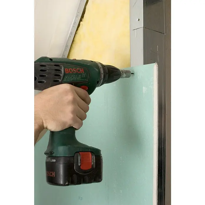 Knauf Schnellbauschraube TN 35 - Durchmesser: 3,5 mm, Länge: 35 mm, 250 Stk. - Ein grüner Bosch-Akkuschrauber befestigt eine grüne Gipskartonplatte an einer Metallkonstruktion, ideal für Heimwerkerprojekte.