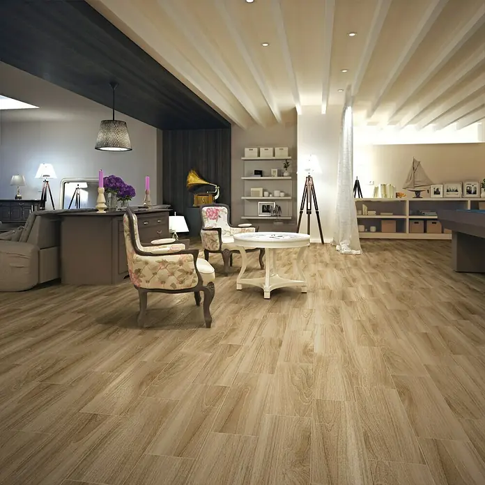 Pavimento cerámico Malmo - 61,5 x 20,5 cm, Miel - Elegante salón con sillones florales y suelo de madera. Ambiente acogedor gracias a muebles elegantes e iluminación suave.