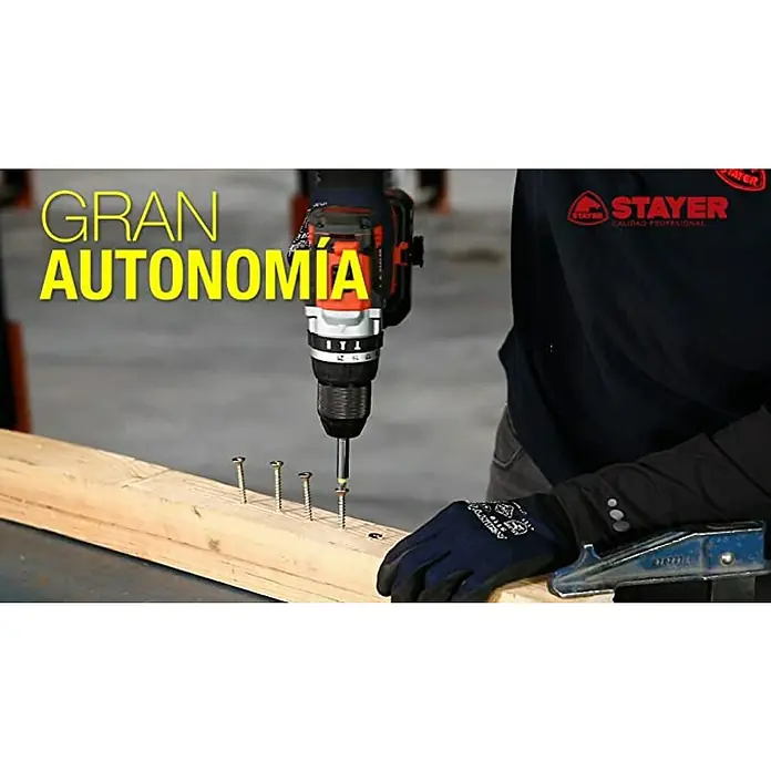 Stayer L20 Taladro atornillador percutor de batería PBL2034PK - 18 V, Sin batería, Momento de torsión máx.: 60 Nm - Primer plano de un taladro atornillador a batería STAYER atornillando un tornillo en una tabla de madera.