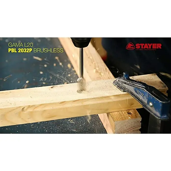 Stayer L20 Taladro atornillador percutor de batería PBL2034PK - 18 V, Sin batería, Momento de torsión máx.: 60 Nm - Primer plano de un taladro STAYER en acción, creando agujeros limpios en la madera, perfecto para proyectos profesionales de carpintería.