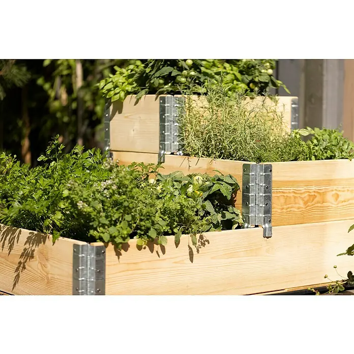 Upyard Hochbeet 3 Ebenen - 120 x 80 x 58,5 cm, Holz, Natur, Fassungsvermögen: 301,8 l - Ein mehrstufiges Hochbeet aus hellem Holz mit üppigen Kräutern und Pflanzen, ideal für den Garten.